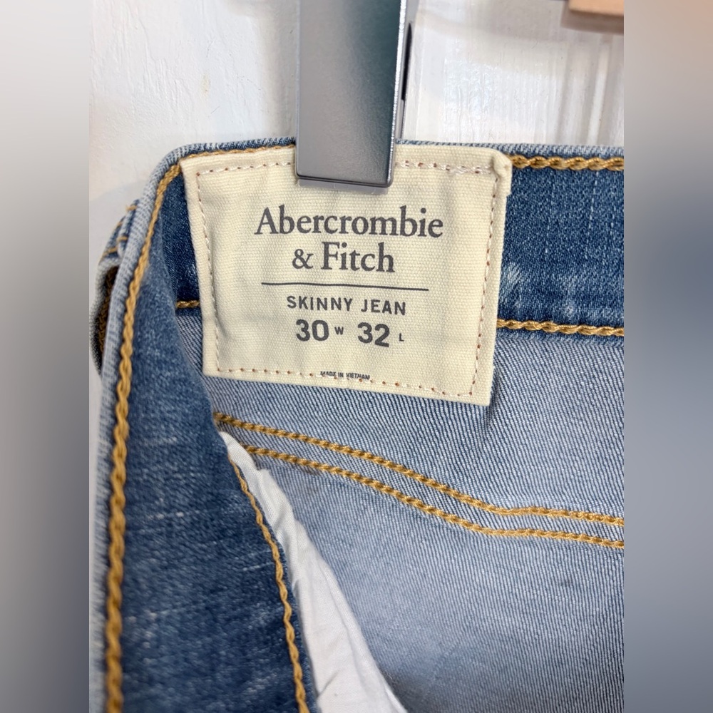 NWT Abercrombie & Fitch Men's Light Blue Distressed Jeans W30L32 - Picture 4 of 9